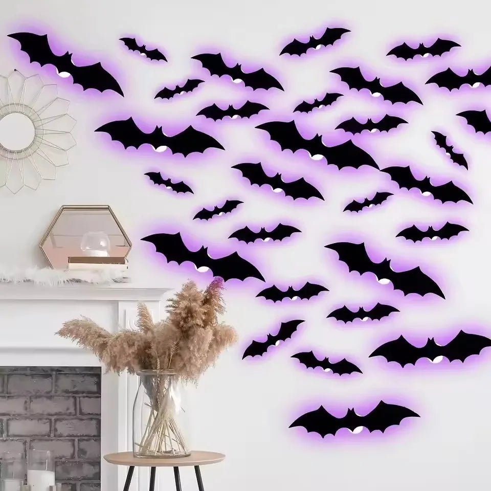 Nuée de chauves-souris lumineuses dans un salon décoré pour Halloween
