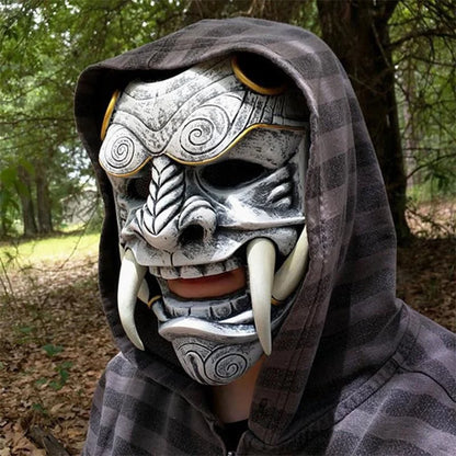 Masque démon Oni porté avec une capuche